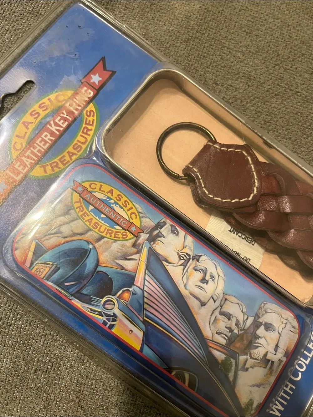 Mount  Rushmore Collection Tin / leather key chain vintage